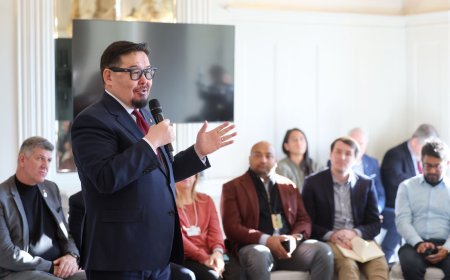 Г.ЗАНДАНШАТАР: СУРАГЧ БҮРИЙН ОНЦЛОГТ НИЙЦҮҮЛСЭН, ХИЙМЭЛ ОЮУНД СУУРИЛСАН “ТУСЛАХ БАГШ” ХӨГЖҮҮЛЖ БАЙНА