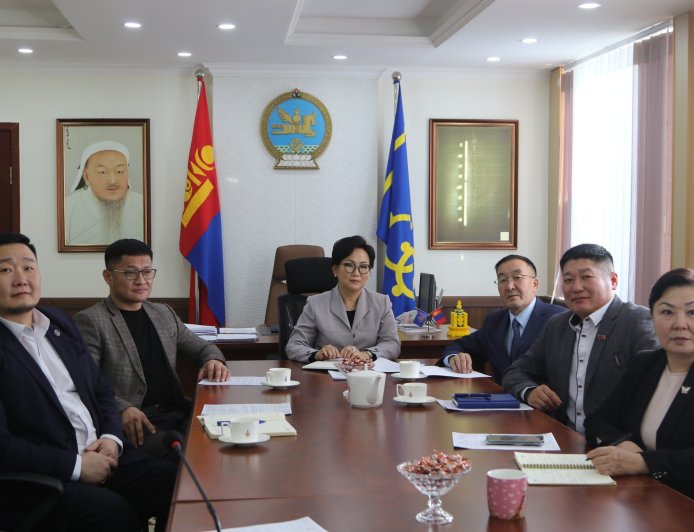 МУ-ЫН ЗАСГИЙН ГАЗРЫН ХЭРЭГ ЭРХЛЭХ ГАЗРААС ОРОН НУТГИЙН УДИРДЛАГАТАЙ ЦАХИМААР ХУРАЛДЛАА